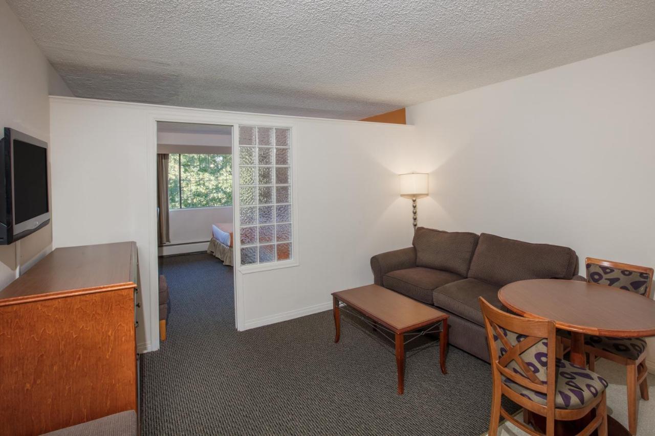 Howard Johnson Hotel By Wyndham Victoria Room photo